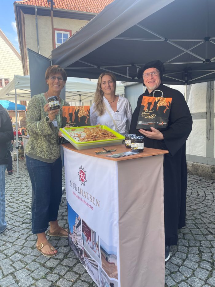 Infostand zum Gedenkjahr präsentiert sich beim Handwerkermarkt