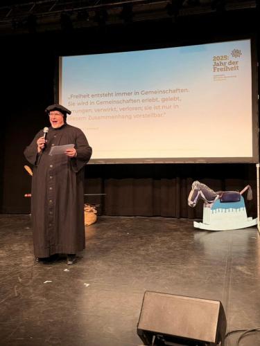 Thomas Müntzer, alias Frank Möller, moderierte einen Teil des Abends