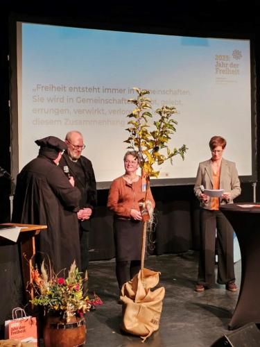 Übergabe Müntzer-Apfelbaum