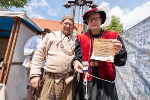 Der Oberbürgermeister Dr. Johannes Bruns mit dem Mühlhäuser Bauernkriegsgroschen
