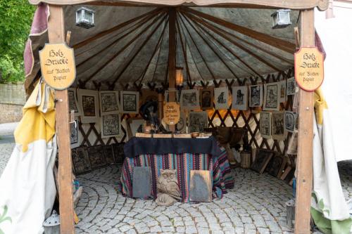 Zelt mit Kunstwerken der Bilderdruckerey